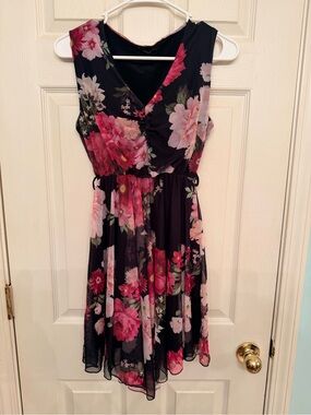 Nuna Lie Floral V-Neck Black & Pink Sleeveless Dress